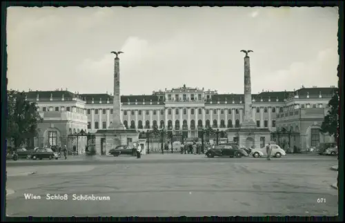 Echt Foto AK - Wien Schönbrunn Haupteingangs Adlersäulen Oldtimer Mercedes u.a.