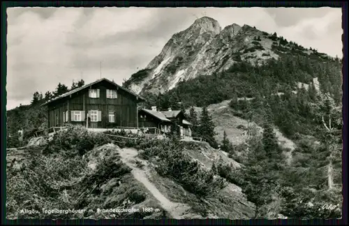 Allgäu nahe Füssen in Bayern Blick auf das Tegelberghaus mit dem Branderschrofen