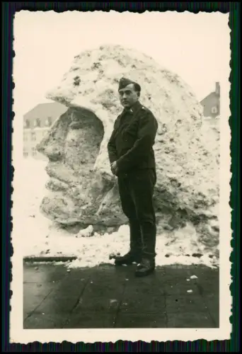 4x Foto Soldat Wehrmacht vor große Schneeplastik in Form Soldatenkopf und andere