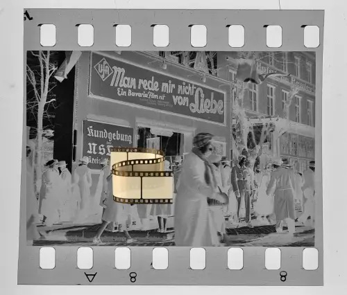 Original Negativ 4x3,5cm - Lübeck Holstein - Soldaten von Kino Hotel Reuterkrug