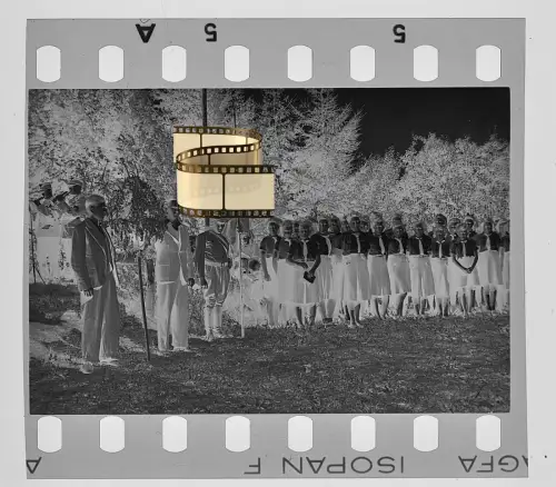 Original Negativ 4x3,5cm - Lübeck Holstein - Soldaten Deutsche Mädel ....