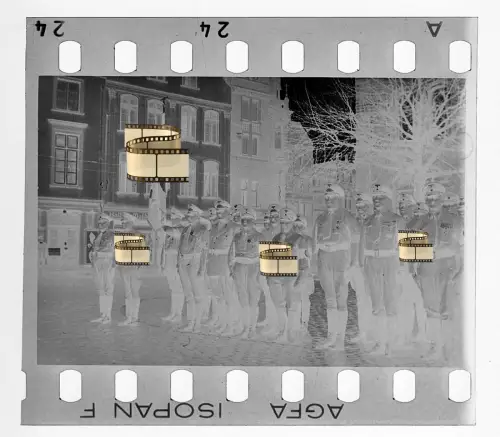 Original Negativ 4x3,5cm - Lübeck in Schleswig-Holstein - Soldaten