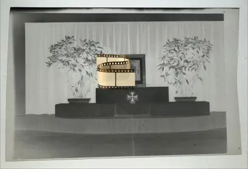 Original Negativ 9x6cm - Gedenkstätte Altarraum - Bild Portrait auf Sockel