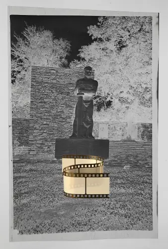 2x Orig. Negativ 9x6cm - Kriegsdenkmal Krieger stützt sich Schwert Mauer 1914-18