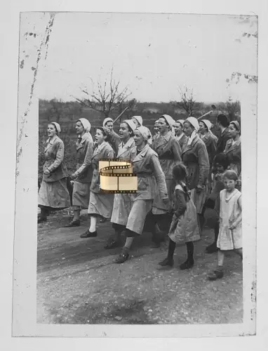 Original Dia 4x3,5cm - weibliche Landjahr-Mädchen marschieren zum Arbeitsplatz