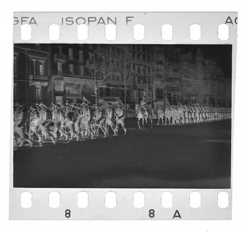 Original Negativ 4x3,5cm - Wehrmacht Soldaten Musikkorps und andere in Paris