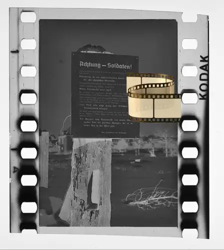 Original Negativ 4x3,5cm - Wehrmacht Hinweisschild über Westwall Panzer Tank ...