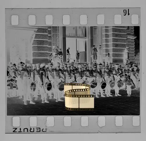 Orig. Negativ 4x3,5cm - Wehrmacht Frankfurt am Main - Musikkorps vor Kölner Hof