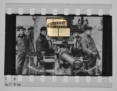 Original Dia 4,5x3,5cm - Besetzung Gruppe eines deutschen - U-Boot - am Turm