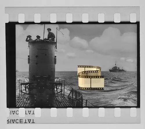 Original Dia 4x3,5cm - Besatzungsmitglieder auf Turm U-Boot - Hintergrund Schiff