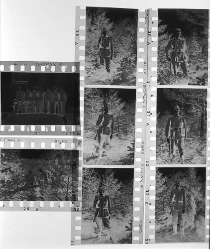 8x Orig. Negativ 4x3,5cm - Soldaten Wehrmacht - mit Karabiner im Wald ....