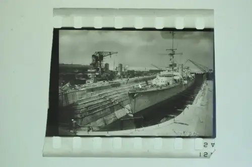 Orig. Dia 4x3,5cm - leichter Kreuzer Karlsruhe Königsberg-Klasse im Trockendock