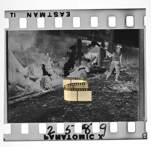Negativ 4x3,5cm - Deutschland 1945 - US Soldat vor brennendem Militärfahrzeug