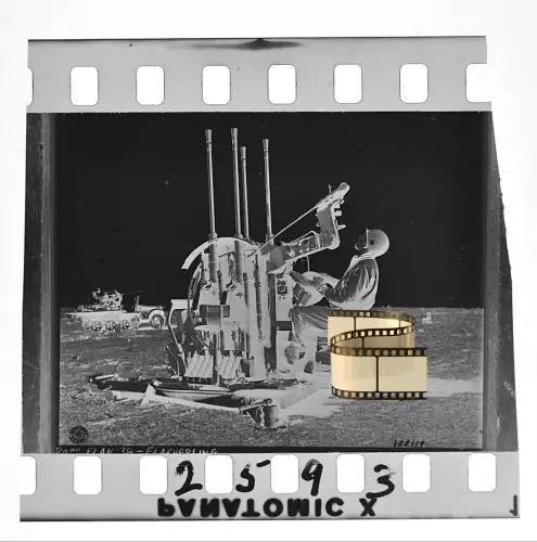 Negativ 4x3,5cm - Deutschland US Soldat - an Vierling Flak 1945