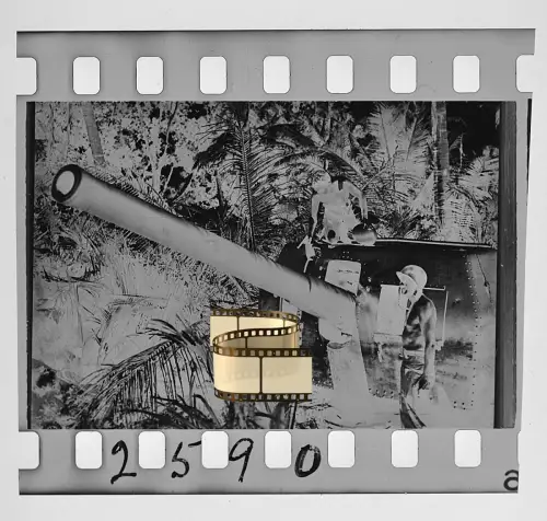 Negativ 4x3,5cm - Deutschland 1945 US Soldaten - an schweren Langrohr Pak Flak