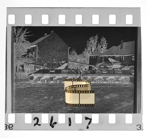 Negativ 4x3,5cm - Deutschland 1945 2 Panzer Tank vor Häuserfront -Foto US Archiv