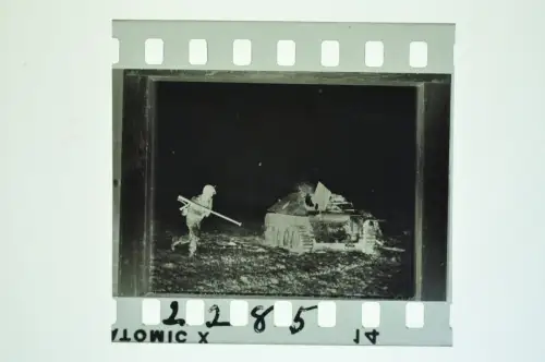 Negativ 4x3,5cm - Soldat mit Panzerfaust gepanzertes Fahrzeug Panzer Tank  WW2