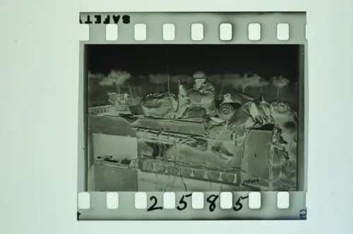 Negativ 4x3,5cm - Soldat mit Granatwerfer auf Panzerfahrzeug Panzer Tank WW2