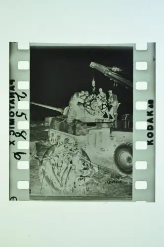 Negativ 4x3,5cm - Panzer Tank Instandsetzung ausgebauter Motor am Kran WW2