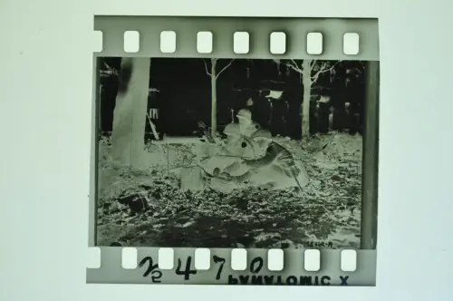 Negativ 4x3,5cm - US Soldaten 1945 mit Maschinengewehr im Straßenkampf WW2