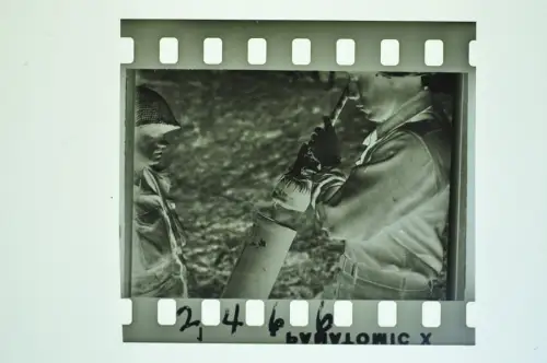 Negativ 4x3,5cm - US Truppen 1945 zwei Soldaten beim Umgang mit einem Mörser WW2