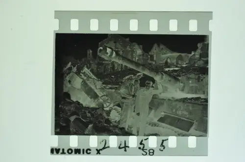 Negativ 4x3,5cm - Panzer Tank Soldaten in einer Ruinenlandschaft Gebäude