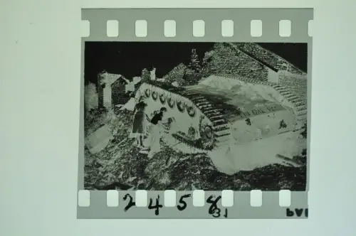 Negativ 4x3,5cm - Panzer Tank auf Kopf liegend - 1944-45 WK2