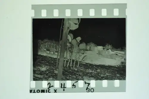 Negativ 4x3,5cm - Panzer Tank auf Kopf Gräber Stahlhelm US Soldaten - 1945 WK2