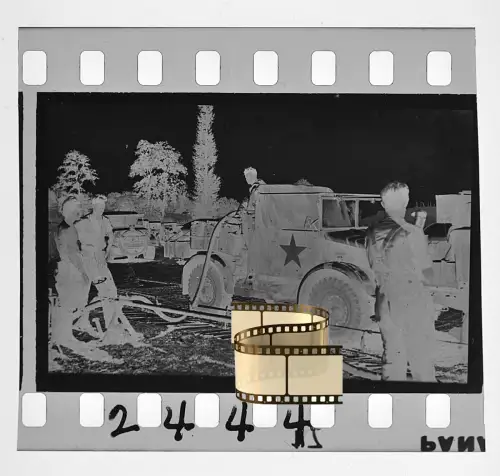 Negativ 4x3,5cm - Militärfahrzeuge Roter Stern Soldaten Zweiter Weltkrieg WK2