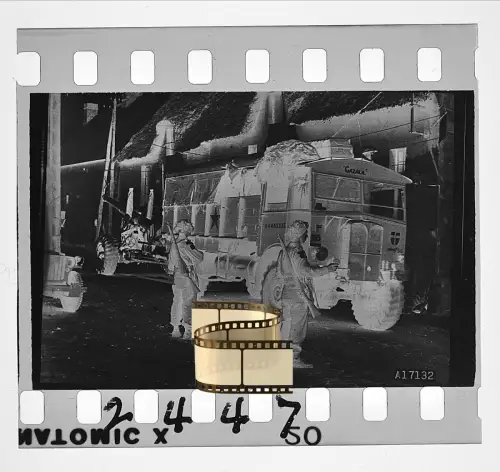 Negativ 4x3,5cm - Soldaten Militärlastwagen Aufschrift GAZALA - WK2