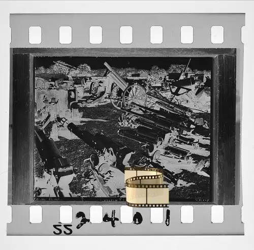 Negativ 4x3,5cm - Beute militärische Technik  Artilleriegeschütze Pak u. andere