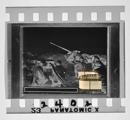 Negativ 4x3,5cm  US-Soldaten die eine erbeutete deutsche 8,8-cm-Flak 43 abfeuern