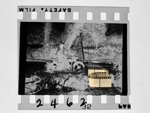 Negativ 4x3,5cm - Soldat mit Motorrad - Weltkrieg 2. WK