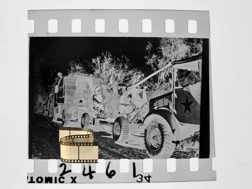 Negativ 4x3,5cm - US-Militärfahrzeuge fünfzackiger Stern Flak Geschütz Soldaten