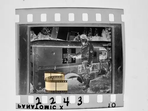 Negativ 4x3,5cm - Militärfahrzeug Soldat zeigt auf sichtbare Einschuss-Löcher