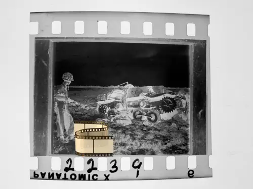 Negativ 4x3,5cm - US-Militärfahrzeuge zerstört Kettenfahrzeug Panzer Tank Soldat