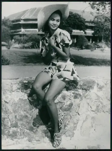 3x Pressefoto 24x18cm - Bangkok Thailand junge Frau Sommerkleid und großem Hut