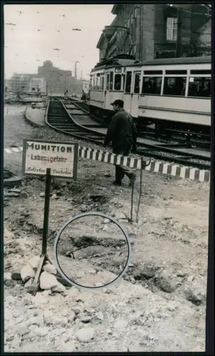 Pressefoto 24x14 Dortmund Straßenbahn Bombenfund am Burgtor am Boden Blindgänger