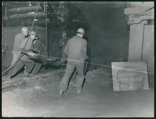 Pressefoto 24x18cm Dortmund Hochofenwerk letzter Abstich Arbeiter Schutzkleidung