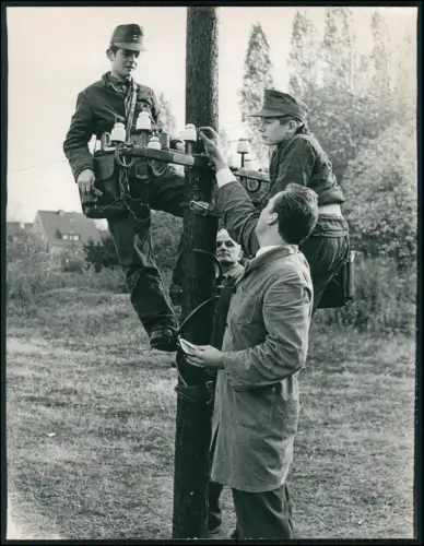 Pressefoto 22x17cm - Dortmund Techniker mit Steigeisen Montagearbeit am Holzmast