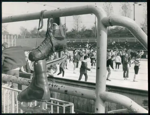 Pressefoto 24x17cm - Dortmund Eisbahn 1960er Leder-Eislaufschuhe viele Besucher