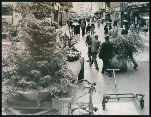 Pressefoto 22x17 Dortmund städtische Mitarbeiter gro. Pflanzkübel Einkaufsstraße