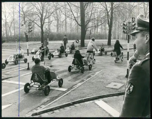 Pressefoto 22x17cm - Dortmund 1967 Kinder Kettcar Verkehrserziehung mit Polizei