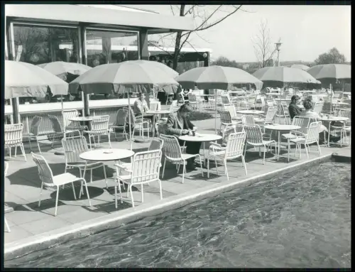 Pressefoto 22x17cm Dortmund Café Westfalenpark 1965 Terrasse Gäste Sonnenschirme