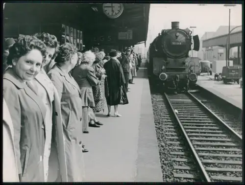 Pressefoto 22x17 Dortmund Bahnhof Frauen Bahnsteig Dampflok 50 048 Reise 1961