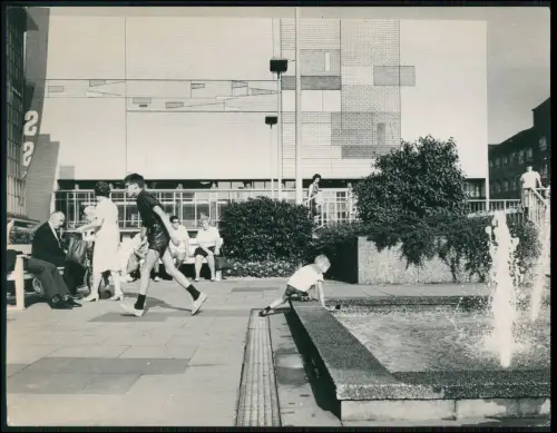 Pressefoto 22x17 - Dortmund Lebendiger Platz vor Landesbibliothek Kinder Brunnen