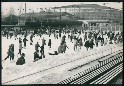 Pressefoto 22x17 - Dortmund Belebte Eislaufbahn im Winter vor der Westfalenhalle