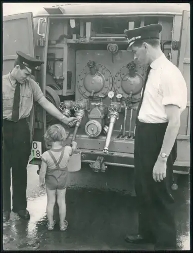 Pressefoto 22x17  Dortmund Feuerwehrfahrzeug Pumpenanlage mit Feuerwehrteam 1963