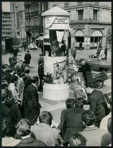 Pressefoto 22x17cm  Dortmund Innenstadt Litfasssaeule Szene 1960er Menschenmenge