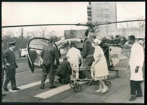 Pressefoto 22x15cm  Dortmund Hubschrauber mit Krankenhauspersonal Rettungskräfte